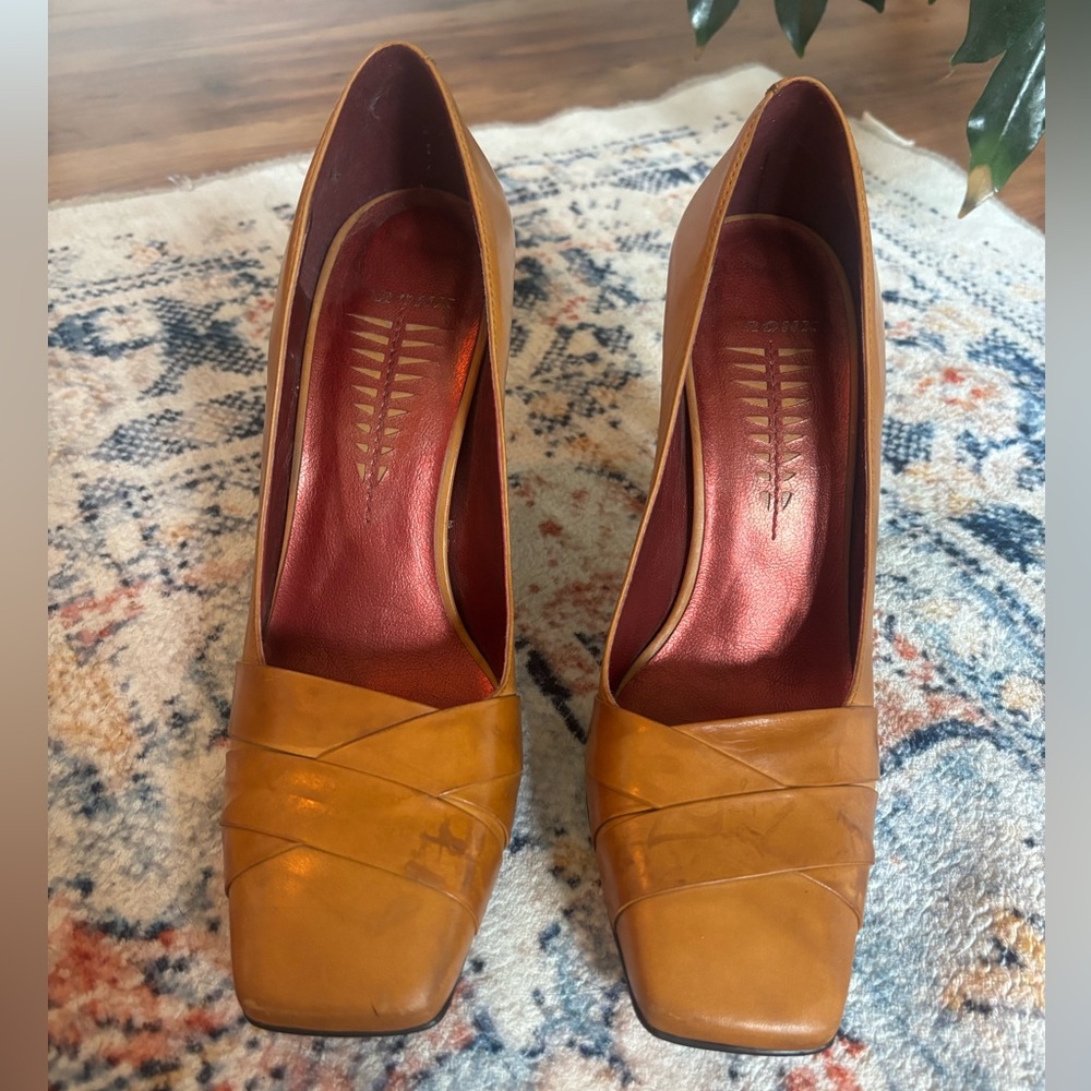 Vintage Bronx Tan Leather Heels - Picture 2 of 7